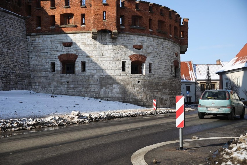 Kraków. Pod Wawel można dowieźć beczkę z piwem, ale nie dzieci do żłobka [ZDJĘCIA]