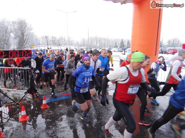 Koszęcińska Dycha 2021. Mimo nieprzyjaznej aury w biegu wzięło udział ponad 300 osób. Zobacz kolejne zdjęcia. Przesuwaj zdjęcia w prawo - naciśnij strzałkę lub przycisk NASTĘPNE