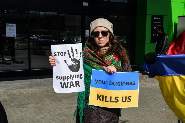 Przed sklepem na ulicy Mariana Rejewskiego w sobotę, 9 kwietnia, odbyła się manifestacja przeciwko zakupom w hipermarketach, które mają wspierać reżim Władimira Putina. Jedną z takich firm jest koncern, do którego należy sieć sklepów Leroy-Merlin.