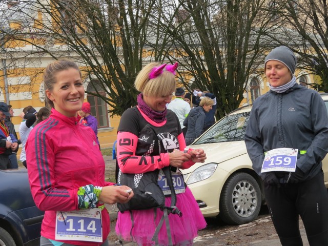 Joanna Gniot z Grudziądza ( z nr 130) tuż przed startem do półmaratonu. Strojem diabełka zdobyła nagrodę za ubiór