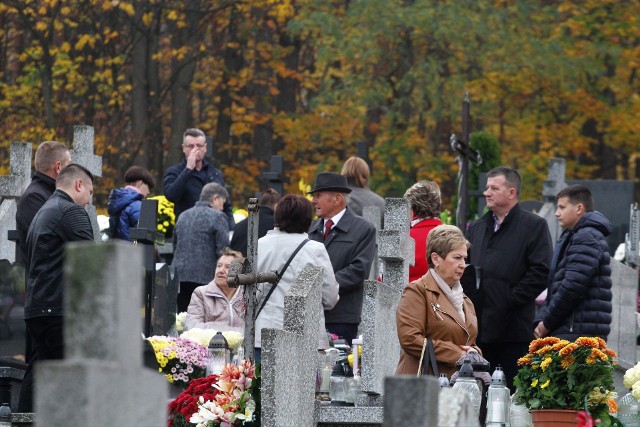 Wiele osób pojawiło się we wtorek, 1 listopada, na cmentarzu w Łopusznie w powiecie kieleckim, by pomodlić się nad grobem swoich bliskich. Zapalono znicze, a część osób zdecydowała się wziąć udział w odprawianej na cmentarzu mszy świętej. Zobaczcie zdjęcia.