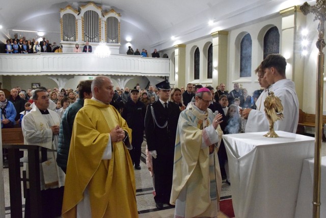 Relikwie z krwi Świętego Jana Pawła II wprowadzono do kościoła Matki Boskiej Nieustającej Pomocy w Pruszczu. Uroczystościom przewodził abp. Wojda