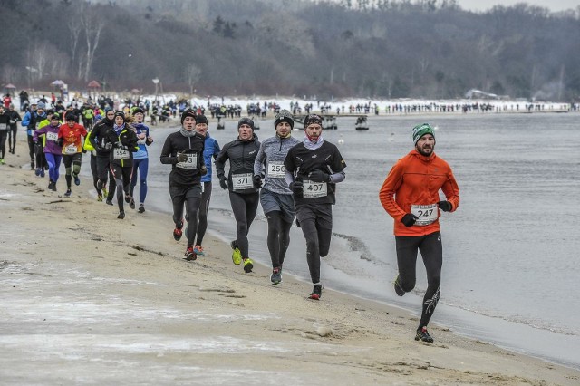 Biegi po plaży nie należą do najłatwiejszych i nawet krótsze odcinki potrafią "dać w kość"