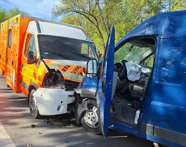 W Białobrzegach, na starej "siódemce" zderzyły się dwa busy, obaj kierowcy zostali ranni.