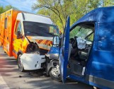 Wypadek w Białobrzegach. Na starej "siódemce" zderzyły się dwa busy, obaj kierowcy zabrani do szpitala. Droga jest zablokowana
