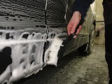 Jak zmyć owady z auta, aby nie zniszczyć lakieru? 