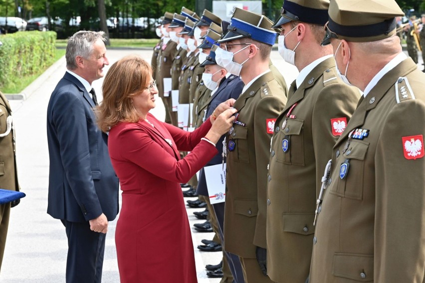 Uroczyste obchody Święta Wojska Polskiego w Kielcach. Defilada i odznaczenia, a w niedzielę piknik (ZDJĘCIA)