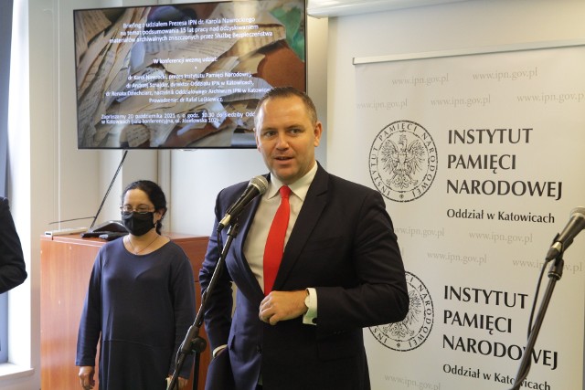 Prezes IPN dr Karol Nawrocki podsumował w Katowicach wyjątkowy w skali kraju projekt odtwarzania dokumentów. Uczcił również pamięć górników poległych w kopalni Wujek