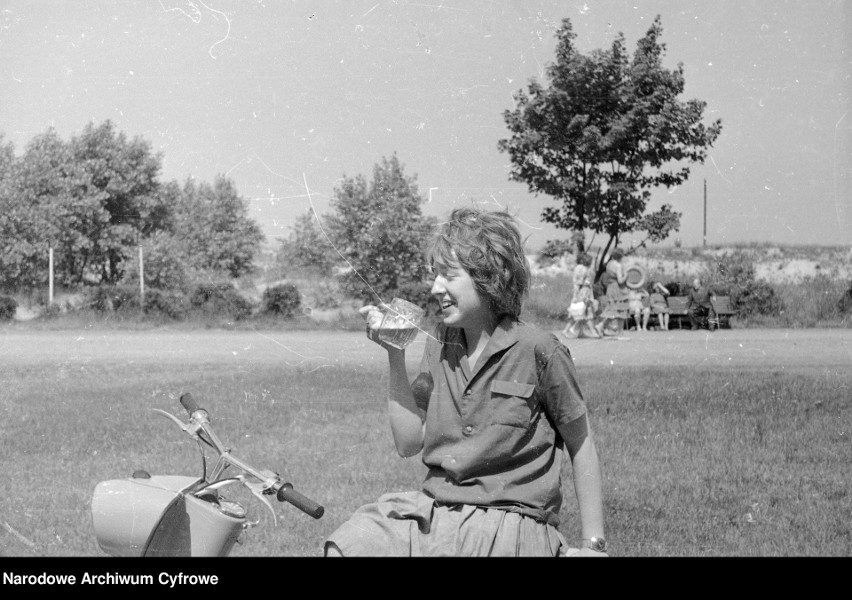 Wakacje w Świnoujściu. Na zdjęciu: kobieta z rowerem, 1964...