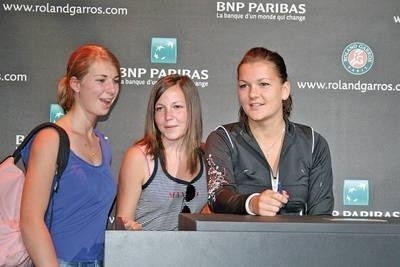 Agnieszka Radwańska (z prawej) podczas ubiegłorocznego turnieju w Paryżu rozdała mnóstwo autografów Fot. Agnieszka Bialik
