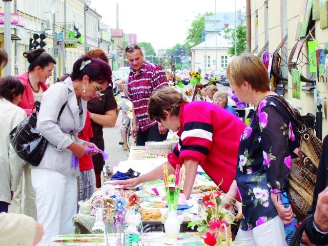 Na kiermaszu najwięcej jest stoisk z haftowanymi serwetkami i zabawkami.