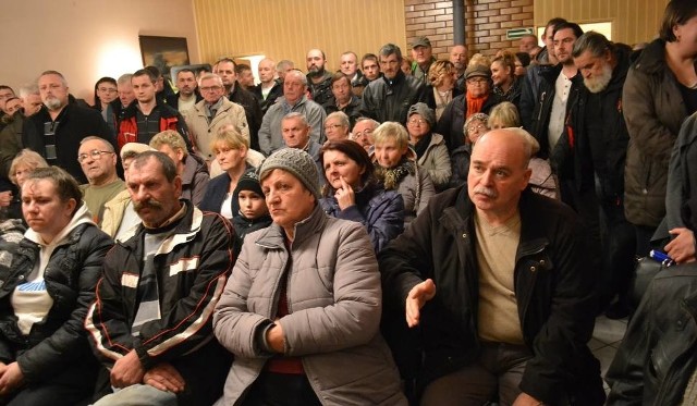 W sobotę w świetlicy w Nowym Dworze odbyło się spotkanie w sprawie budowy chlewni na terenie gminy Koronowo. Tłumy ludzi przyszły, aby zaprotestować przeciwko inwestycji.