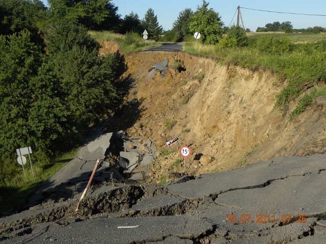 Droga powiatowa Góra - Gracze zapadła się 19 lipca 2011 roku.