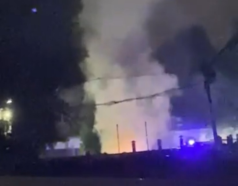 Kłęby dymu i słup ognia późnym wieczorem na ul. Grabiszyńskiej we Wrocławiu. Czy to płonął elektryk?