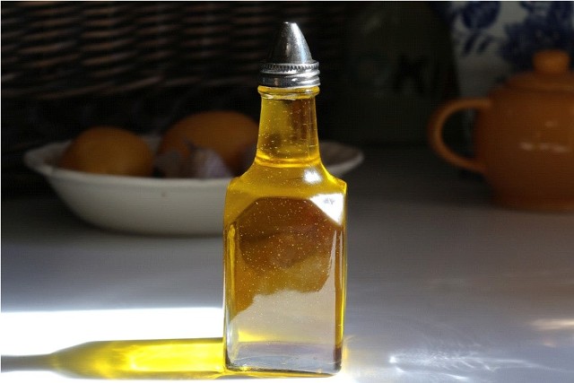 Olej rycynowy - kiedy i jak go stosować?Olej rycynowy to bardzo tani i łatwo dostępny produkt o wszechstronnym zastosowaniu w kosmetyce.