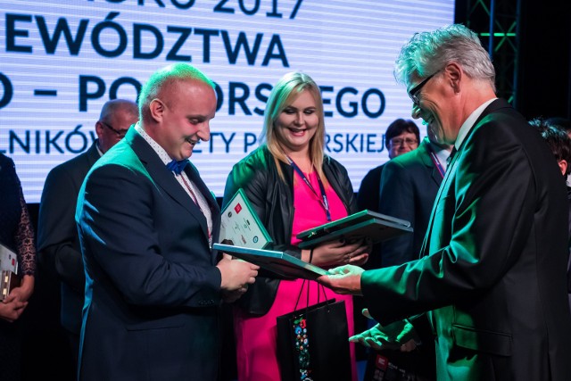 Nasi laureaci odbierają nagrody na scenie podczas Forum Rolniczego "Gazety Pomorskiej"