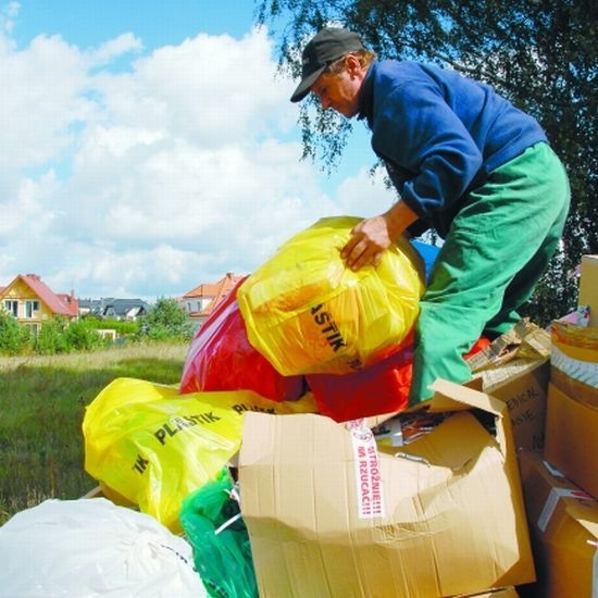 - Coraz więcej osób na Wyżynach selekcjonuje śmieci. Tym razem nie zmieściliśmy wszystkiego na jednej przyczepie - mówi Marek Kakareko z zakładu Kółko Rolnicze.