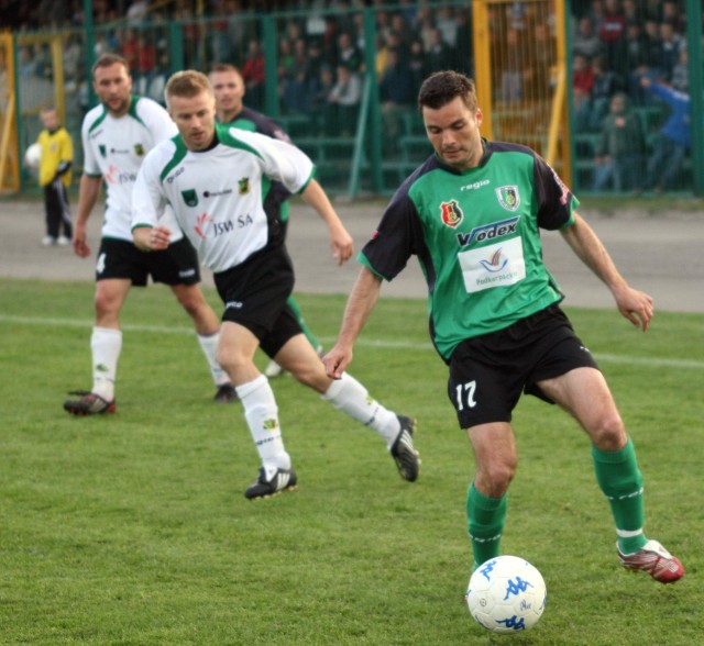 Piłkarze Stali Stalowa Wola (z piłką Jacek Maciorowski) grają w sobotę z Turem w Turku.