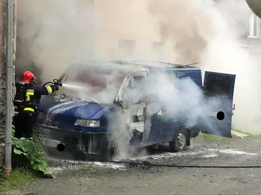 Auto spłonęło w Głuchołazach. Czarna seria nocnych pożarów w powiecie nyskim