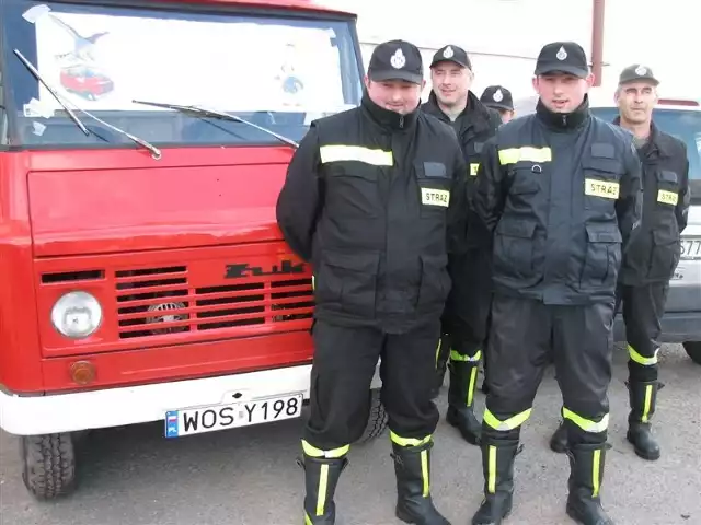 Napis na szybie głosi: OSP Rozwory przekazuje ciężki bojowy samochód marki żuk, lat 32, przewodniczącemu Rady Gminy Rzekuń