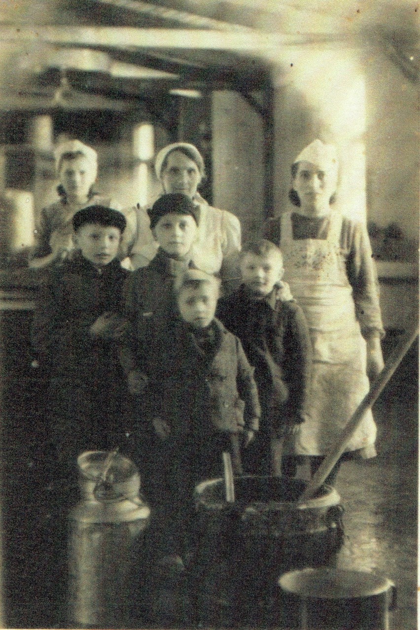 Pani Czesława Mularczuk (stoi pierwsza z lewej) w czasie...