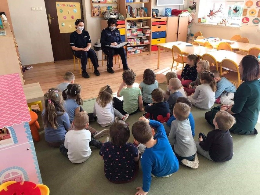 Policjantki w przedszkolu w Ninkowie czytały dzieciom bajki.