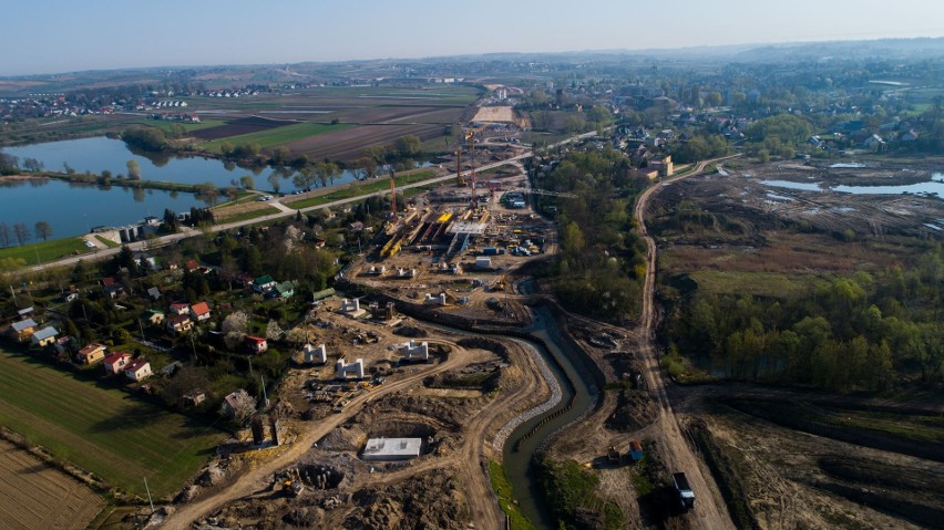 Budowany odcinek drogi ekspresowej ma 18,3 km długości i...