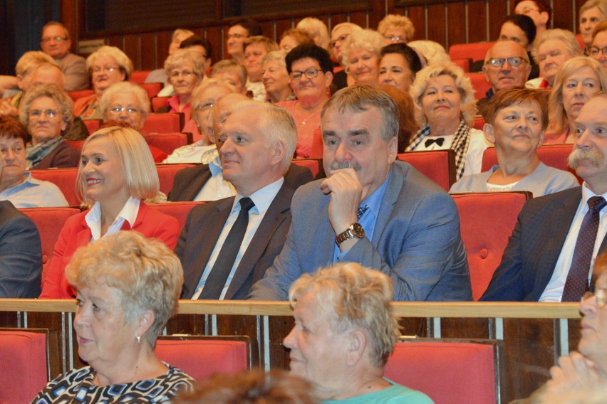 Wśród seniorów od lewej: doradca wicepremiera Renata Janik,...