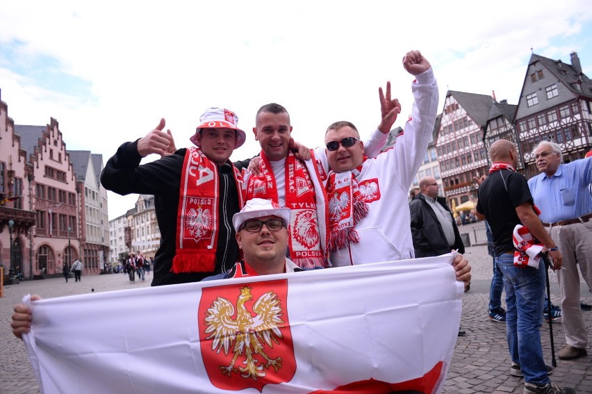 Polscy kibice w drodze na Commerzbank Arena we Frankfurcie...