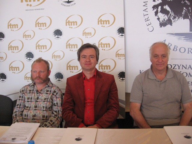 Jury w skladzie:od lewej- Paweł Mykietyn, Maciej Żółtowski i Paul Patterson,ogłasza nazwiska laureatów.  