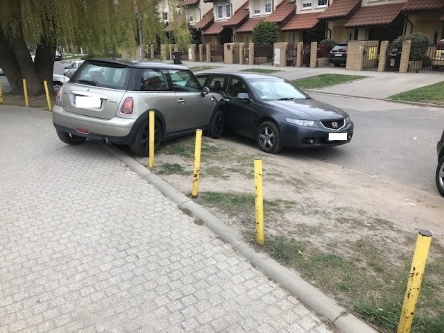 Poznań: Wyjeżdżała z parkingu - skasowała znak i inne auto! [ZDJĘCIA]