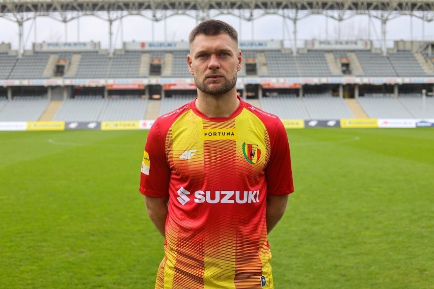 Ukraiński piłkarz, występujący na pozycji środkowego obrońcy...