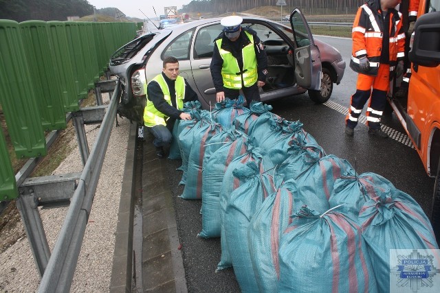 Policjanci z drogówki, którzy przyjechali na miejsce we wnętrzu auta znaleźli 20 worków jutowych z krajanką tytoniową bez polskich znaków akcyzowych.