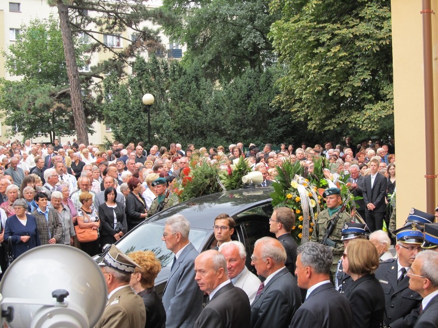 W Oławie odbył się pogrzeb ks. prof. Waldemara Irka (ZDJĘCIA)