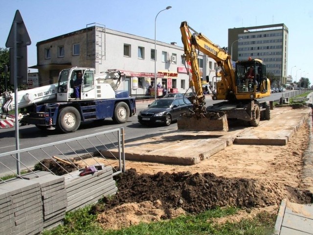 Rozpoczęły się przygotowania do remontu ulicy Sandomierskiej w Kielcach. Na wysokości "Suponu&#8221; powstaje łącznik, który umożliwi kierowcom zjazd z zamkniętej jezdni na drugą.