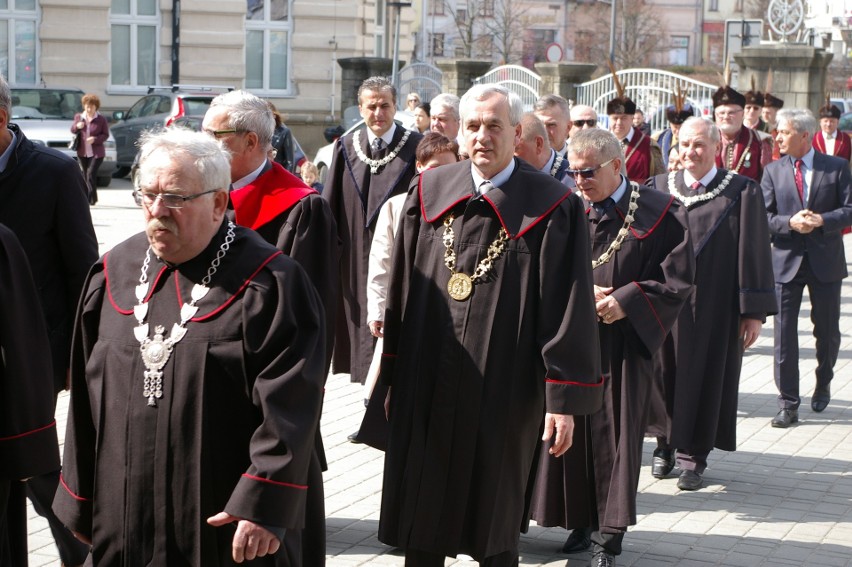 Gorlice. Cech Rzemiosł i Przedsiębiorczości ma nowy sztandar. Uroczyste poświęcenie w bazylice