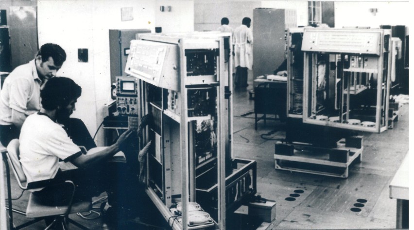 Montaż komputera Odra 1325 w latach 70. XX wieku. Ostatnią...