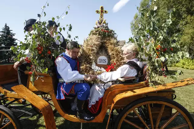 Dożynki to tradycyjne polskie święto plonów, które ma głębokie korzenie w kulturze wiejskiej. Organizuje się je tradycyjnie po zakończeniu prac polowych.