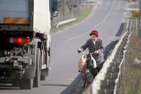 Poruszanie się poboczem drogi jest przedsięwzięciem bardzo ryzykownym. Jednak mieszkańcy Moczkowa nie mają innego wyjścia.