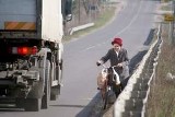 W Moczkowie wielkie ciężarówki spychają pieszych do rowu