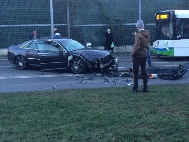 Wypadek na ul. Krasińskiego. Uciekającego kierowcę zatrzymali przechodnie