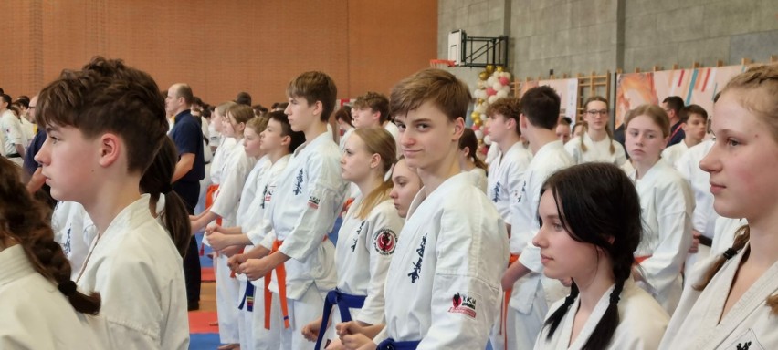 Kolejny medalowy start zawodników Klubu Karate Morawica. Stawali na podium zawodów w Giżycku i Kaliszu. Zobacz zdjęcia
