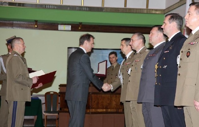 Minister obrony Bogdan Klich (drugi od lewej)  wręczył jeden z siedmiu Znaków Honorowych dowódcy międzyrzeckiej brygady gen. Sławomirowi Wojciechowskiemu.