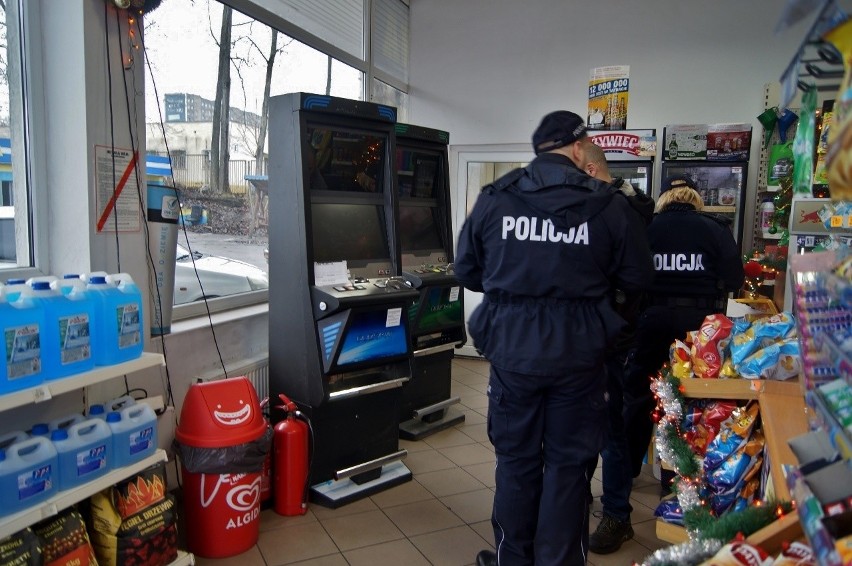 Pracownicy Urzędu Celnego w asyście policji, zorganizowali...