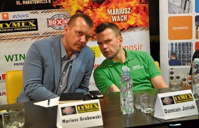 Mariusz Grabowski i Damian Jonak z groźnymi minami... wypatrują rywali polskich pięściarzy.