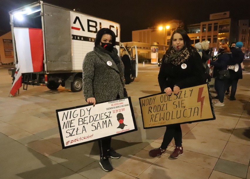 Protest wszystkich w Radomiu. Demonstranci zebrali się na Placu Jagiellońskim