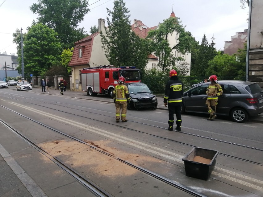 Kierująca mercedesem wjechała na skrzyżowanie korzystając z...