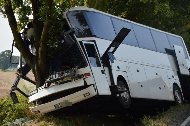 Wypadek autobusu z pracownikami firmy Amazon. Nie żyje kierowca, 13 osób  rannych | Gazeta Wrocławska