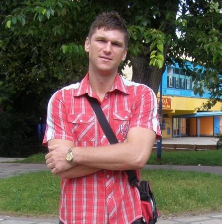 Grzegorz Piotrowski ma 30 lat, żonaty, gra na pozycji rozgrywającego, jest wychowankiem Chrobrego, krótko występował w AZS-ie AWF Gorzów.