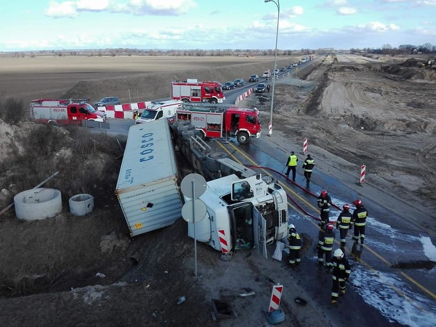Wypadek pojazdu ciężarowego przewożącego kontener morski na drodze objazdowej S7 w miejscowości Kmiecin
